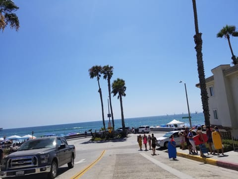 Surfrider St. goes toThe Strand! The BH is to the right toward Harbor. 🙂