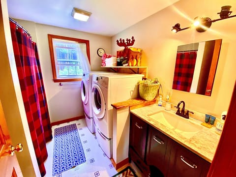 Combined shower/tub, hair dryer, towels