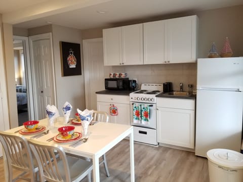 Private kitchen | Fridge, microwave, oven, stovetop