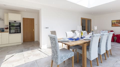 Dining area and kitchen, South Winds, Bolthole Retreats