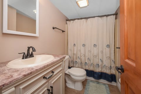 Combined shower/tub, towels