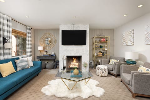 Smart TV, fireplace, stereo