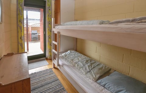 3 bedrooms, travel crib