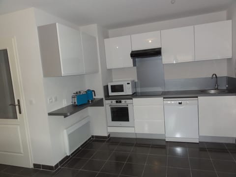 Fitted kitchen: dishwasher, electric oven, etc.