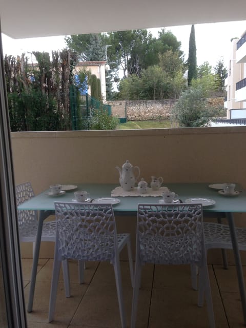 Balcony with views over the garden