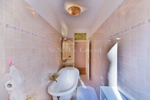 Combined shower/tub, hair dryer, bidet, towels