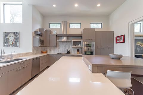 Kitchen - Walker Luxury Vacation Rentals