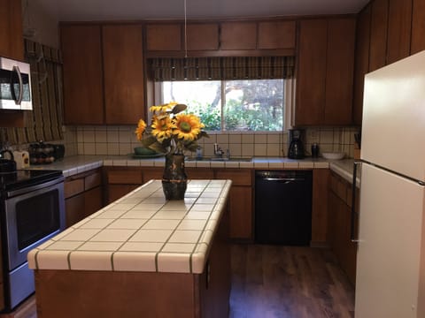 Private kitchen | Fridge, microwave, oven, stovetop