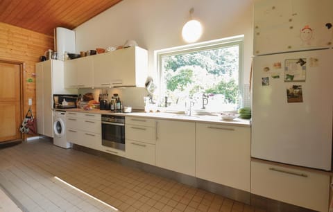 Fridge, stovetop, dishwasher, coffee/tea maker