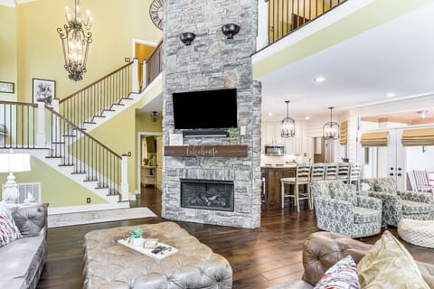 Living Room | Main Level | Central A/C & Heating | Cable TV | Free WiFi