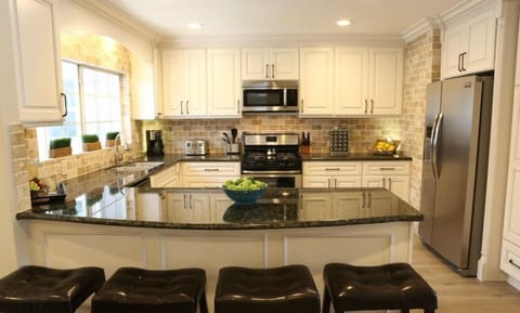 Private kitchen | Fridge, microwave, oven, stovetop