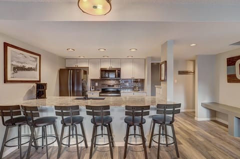 Kitchen, Black stainless steel appliances & w/breakfast bar / seating for 6