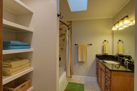 Combined shower/tub, hair dryer, towels