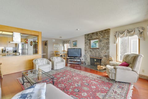 Living Room | Free WiFi | Central A/C | Smart TV