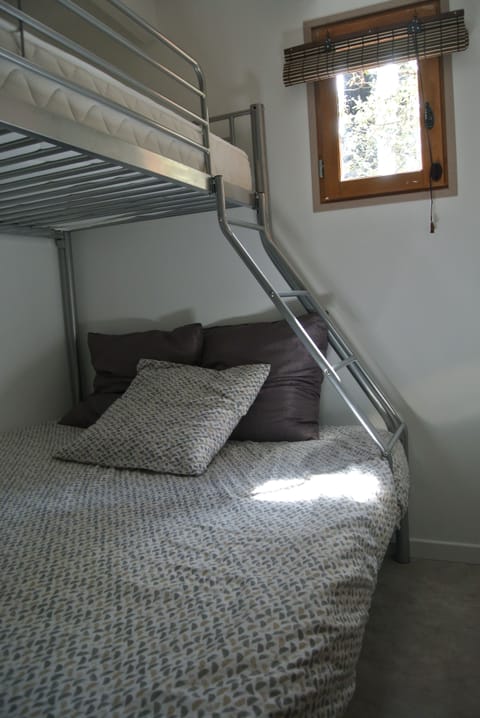 2 bedrooms, iron/ironing board, free WiFi