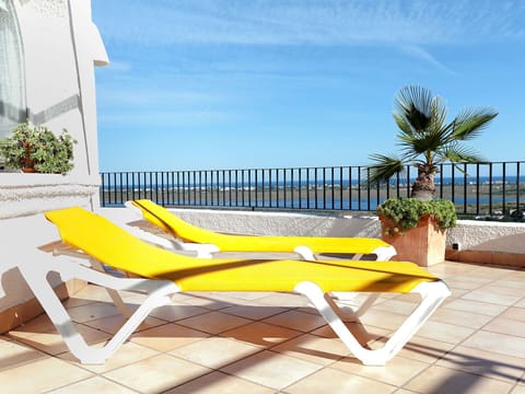 Outdoor Furniture, Furniture, Chaise Longue, Yellow, Sunlounger, Property, Couch, Room, Vacation, Leisure