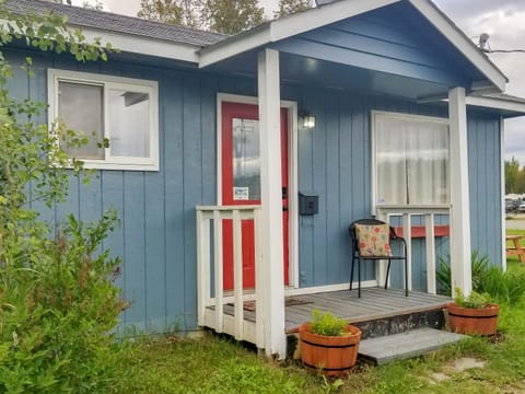 Enjoy this clean and comfortable cottage during your stay in Big Lake, Alaska
