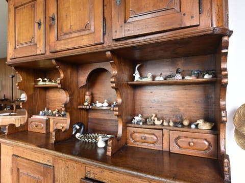 Cabinetry, Kitchen, Furniture, Room, Countertop, Cupboard, Hutch, Drawer, Interior Design, Cuisine Classique