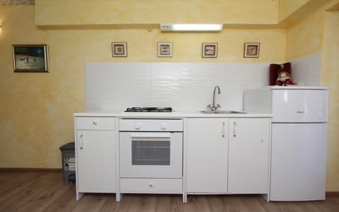 Fridge, oven, coffee/tea maker, cookware/dishes/utensils