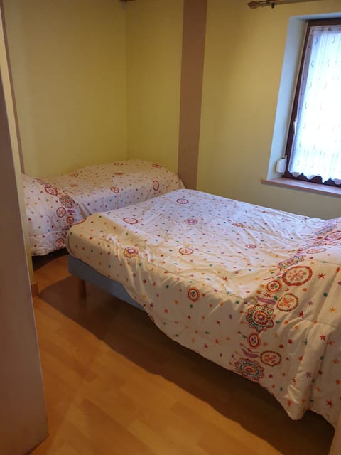 2 bedrooms, iron/ironing board, cribs/infant beds, free WiFi