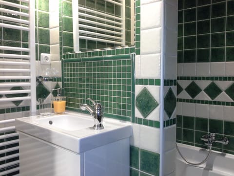 Combined shower/tub, hair dryer, towels, soap