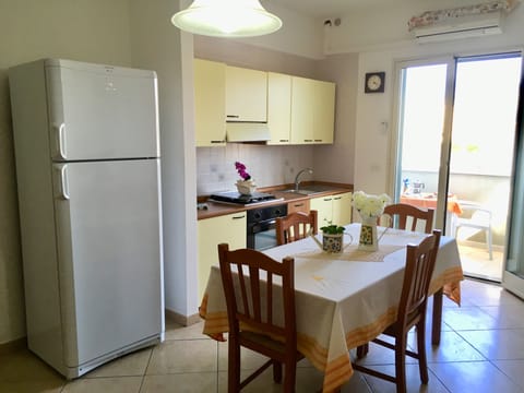 Fridge, oven, stovetop, coffee/tea maker