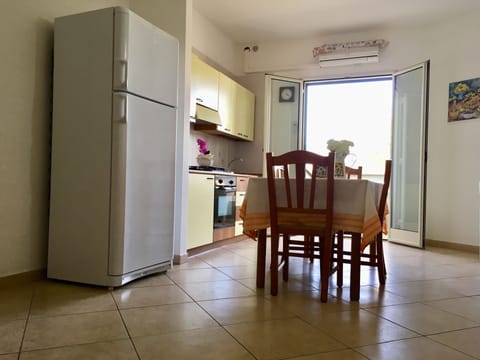 Fridge, oven, stovetop, coffee/tea maker