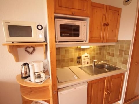 Fridge, microwave, oven, coffee/tea maker