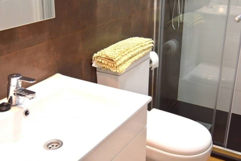 Combined shower/tub, hair dryer, towels