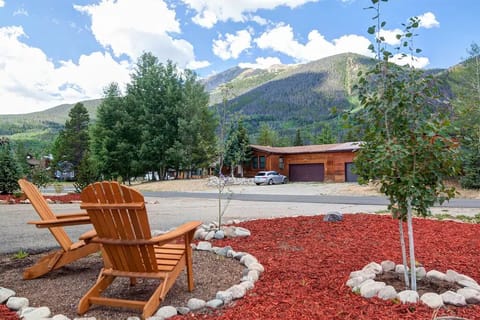 Panoramic Relaxation: Revel in our outdoor seating, where stunning views meet the charming vibe of a quintessential mountain town. Perfect for leisurely walks with your dogs.