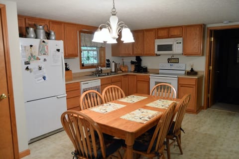 Bear Paw Falls, Kitchen and Dining