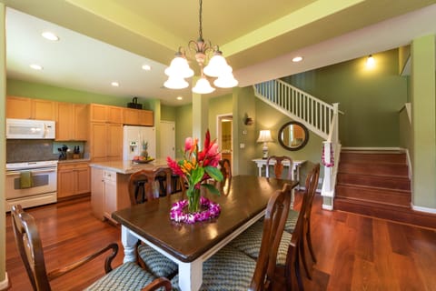 Private kitchen | Fridge, microwave, oven, stovetop