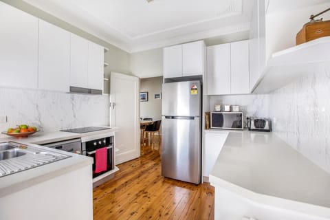 Private kitchen | Fridge, microwave, oven, stovetop