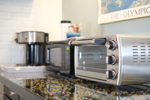 Full-size fridge, microwave, oven, coffee/tea maker