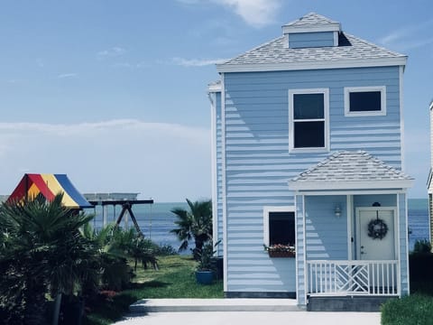 Single family water front home, minutes away from SPI