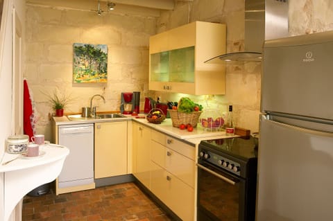 Well equiped sunny kitchen
New