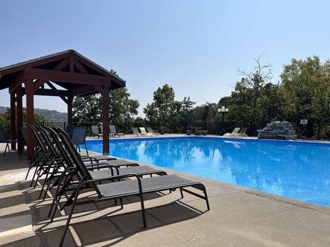 Large pool overlooking Table Rock Lake