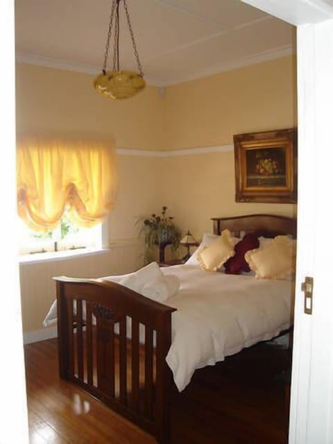 3 bedrooms, in-room safe, iron/ironing board, bed sheets