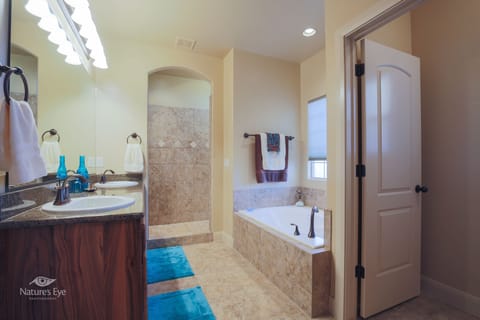 Combined shower/tub, jetted tub, hair dryer, towels