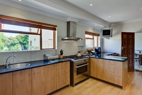 Gourmet Kitchen with 6 plate AEG Gas Hob