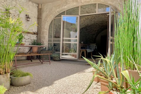 INTERIOR-DESIGNED OPEN-PLAN INSIDE-OUTSIDE LIVING.