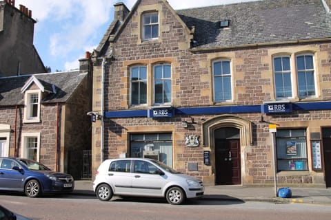 Entrance to lane leading to Wee Hoose to the left of RBS buliding