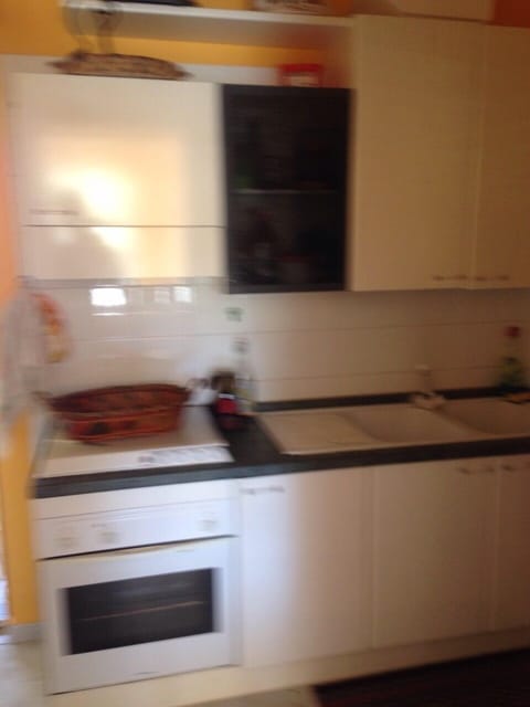 Fridge, oven, stovetop, coffee/tea maker