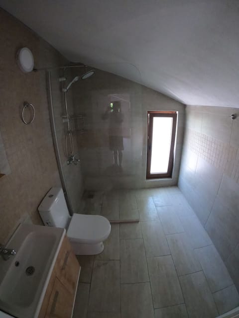 Combined shower/tub, hair dryer, bidet, towels