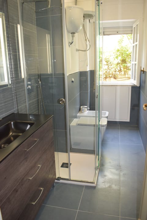 Combined shower/tub, hair dryer, bidet, towels