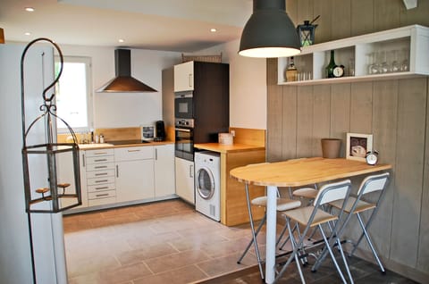 Equipped kitchen with small breakfast area