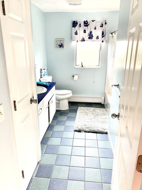 Top Floor-Full Main Bathroom with shampoo, conditioner, shower gel dispenser