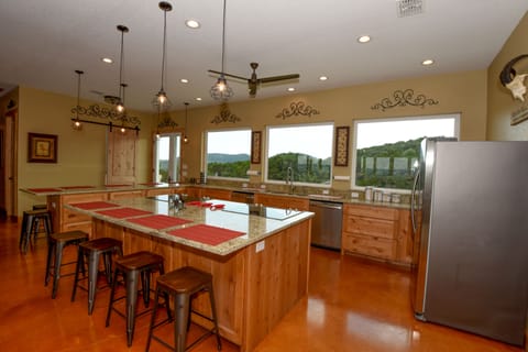 Plenty of seating in kitchen - 9 at pennisula and 4-5 at the island