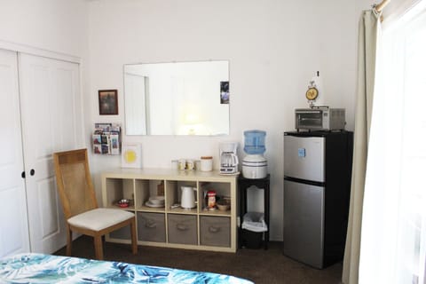 Fridge, oven, coffee/tea maker, electric kettle