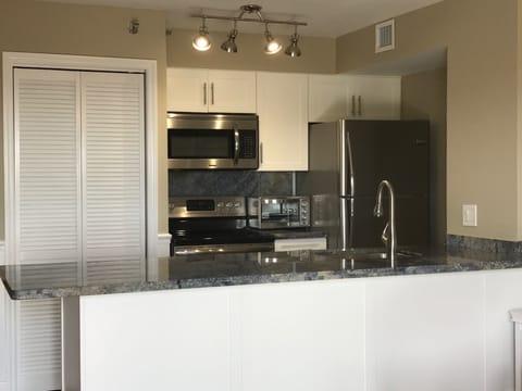 Private kitchen | Fridge, microwave, oven, stovetop